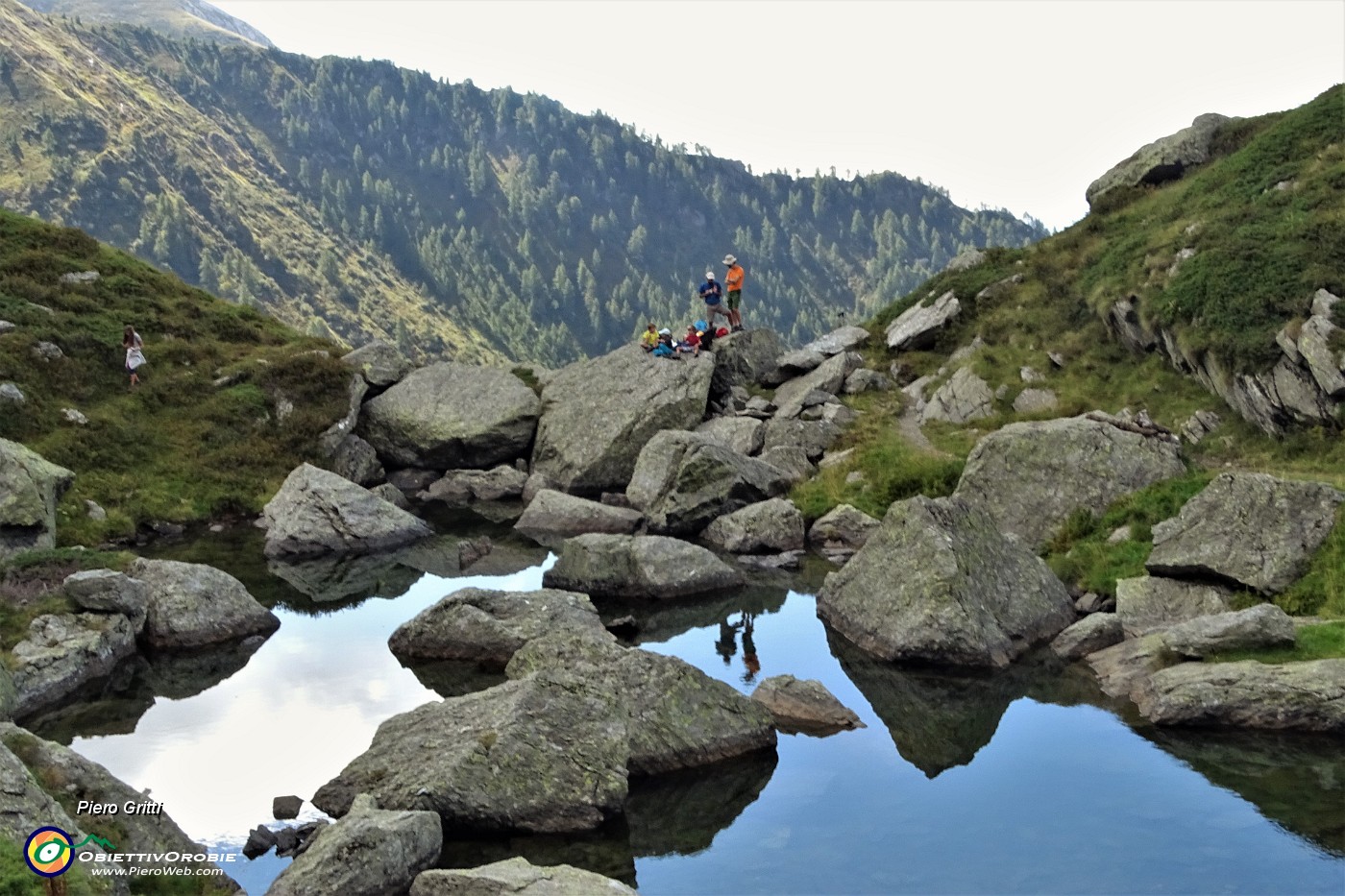 41 Escursionisti a pic-nic al Lago di Cavizzola (1911 m) .JPG